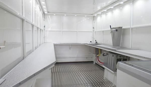 Individuelle Karosseriearbeiten im inneren eines Ausschankwagens