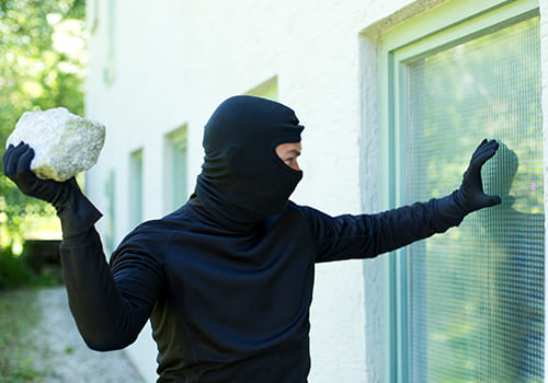Einbruchschutz mit Sicherheitsfolie | Dieb versucht Stein in Fenster zu werfen