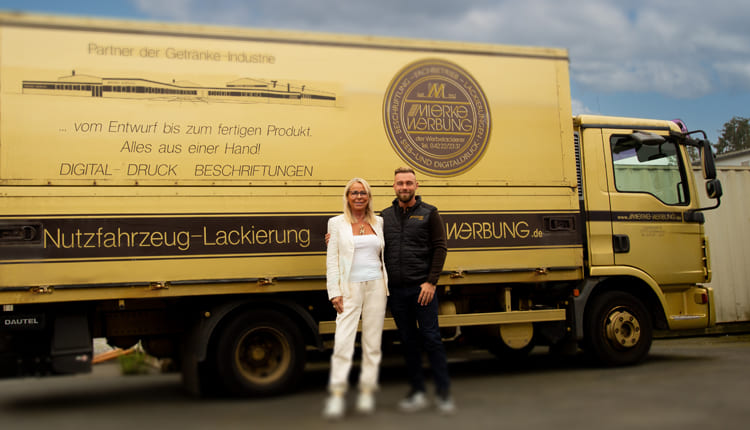 Mierke Geschäftsführung vor Firmen LKW Mierke Geschäftsführung vor Firmen LKW